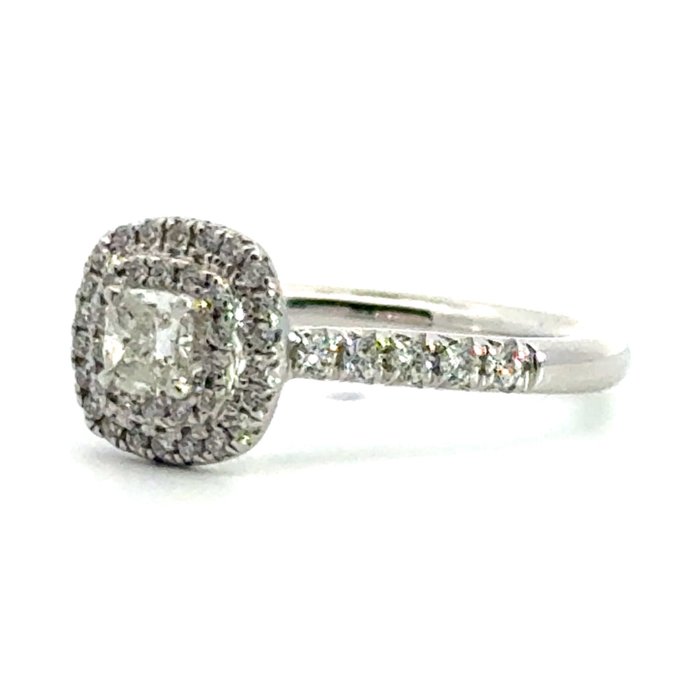 
                      
                        18 karaat witgouden dubbele Halo Rijring van 2.96 gram. Bezet met 1 cushion geslepen diamant van 0.23 crt Kleur: G Kwaliteit: VS1 en 46 briljant geslepen diamanten met een totaalgewicht van 0.26 crt Kleur: G Kwaliteit: VS1 Zetting: 8 x 9 mm Model: R 10425
                      
                    