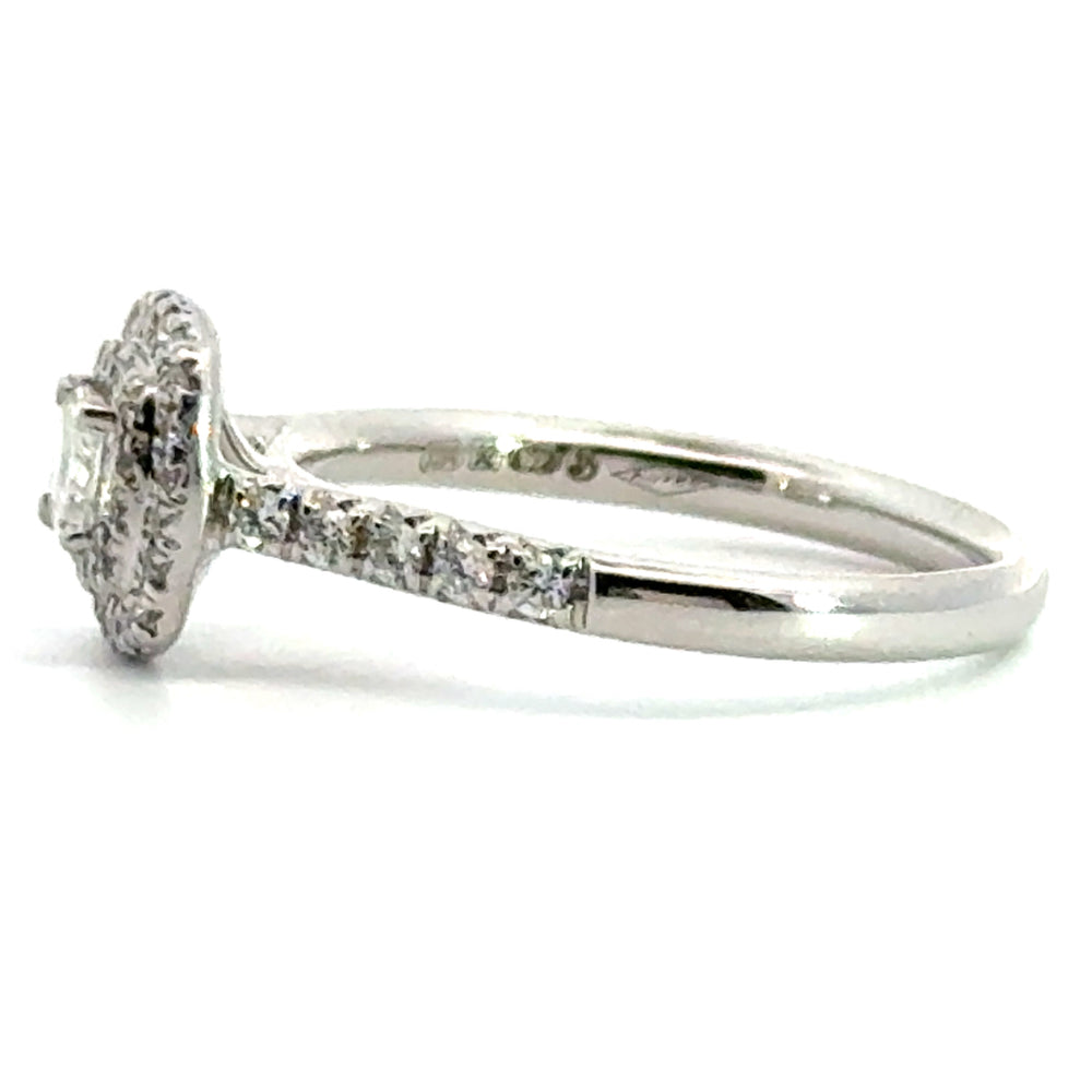 
                      
                        18 karaat witgouden dubbele Halo Rijring van 2.96 gram. Bezet met 1 cushion geslepen diamant van 0.23 crt Kleur: G Kwaliteit: VS1 en 46 briljant geslepen diamanten met een totaalgewicht van 0.26 crt Kleur: G Kwaliteit: VS1 Zetting: 8 x 9 mm Model: R 10425
                      
                    