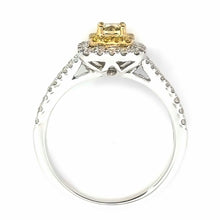 Afbeelding in Gallery-weergave laden, 18 karaat wit en geel gouden dubbele halo ring van 4.52 gram en 2 tot 3.5 mm breed. Bezet met 1 gele Cushion geslepen diamant van 0.31 crt. Kleur: Geel Kwaliteit: VS1 en 14 briljant geslepen diamanten met een totaalgewicht van 0.09 crt. Kleur: Geel Kwaliteit: VS1 en 48 briljant geslepen diamanten met een totaalgewicht van 0.37 crt Kleur: G Kwaliteit: VS1 Zetting: 10 x 9 mm 
