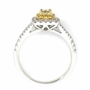 18 karaat wit en geel gouden dubbele halo ring van 4.52 gram en 2 tot 3.5 mm breed. Bezet met 1 gele Cushion geslepen diamant van 0.31 crt. Kleur: Geel Kwaliteit: VS1 en 14 briljant geslepen diamanten met een totaalgewicht van 0.09 crt. Kleur: Geel Kwaliteit: VS1 en 48 briljant geslepen diamanten met een totaalgewicht van 0.37 crt Kleur: G Kwaliteit: VS1 Zetting: 10 x 9 mm 