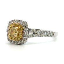 Laden Sie das Bild in den Galerie-Viewer, 18 karaat wit en geel gouden dubbele halo ring van 4.52 gram en 2 tot 3.5 mm breed. Bezet met 1 gele Cushion geslepen diamant van 0.31 crt. Kleur: Geel Kwaliteit: VS1 en 14 briljant geslepen diamanten met een totaalgewicht van 0.09 crt. Kleur: Geel Kwaliteit: VS1 en 48 briljant geslepen diamanten met een totaalgewicht van 0.37 crt Kleur: G Kwaliteit: VS1 Zetting: 10 x 9 mm 
