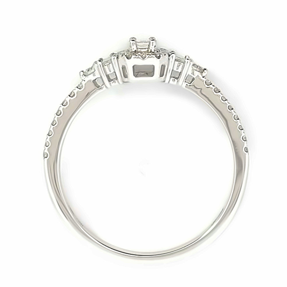 
                      
                        18 karaat witgouden halo rij ring van 2.1 gram en 1.5 tot 2 mm breed. Bezet met 3 baguette geslepen diamanten met een totaalgewicht van 0.16 crt Kleur: G Kwaliteit: VS1 en 32 briljant geslepen diamanten met een totaalgewicht van 0.20 crt Kleur: G Kwaliteit: VS1 Zetting: 7 x 13 mm R 10494
                      
                    