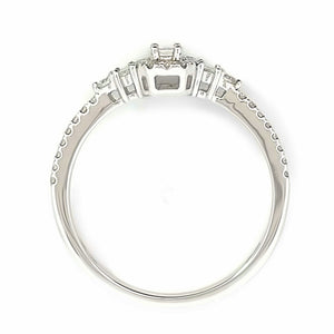 18 karaat witgouden halo rij ring van 2.1 gram en 1.5 tot 2 mm breed. Bezet met 3 baguette geslepen diamanten met een totaalgewicht van 0.16 crt Kleur: G Kwaliteit: VS1 en 32 briljant geslepen diamanten met een totaalgewicht van 0.20 crt Kleur: G Kwaliteit: VS1 Zetting: 7 x 13 mm R 10494