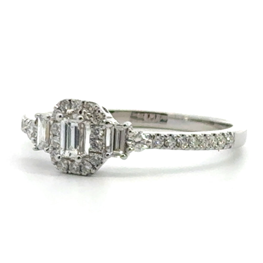 
                      
                        18 karaat witgouden halo rij ring van 2.1 gram en 1.5 tot 2 mm breed. Bezet met 3 baguette geslepen diamanten met een totaalgewicht van 0.16 crt Kleur: G Kwaliteit: VS1 en 32 briljant geslepen diamanten met een totaalgewicht van 0.20 crt Kleur: G Kwaliteit: VS1 Zetting: 7 x 13 mm R 10494
                      
                    
