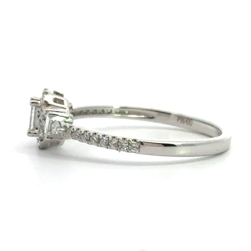 
                      
                        18 karaat witgouden halo rij ring van 2.1 gram en 1.5 tot 2 mm breed. Bezet met 3 baguette geslepen diamanten met een totaalgewicht van 0.16 crt Kleur: G Kwaliteit: VS1 en 32 briljant geslepen diamanten met een totaalgewicht van 0.20 crt Kleur: G Kwaliteit: VS1 Zetting: 7 x 13 mm R 10494
                      
                    