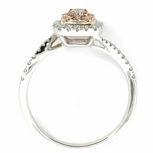 Cargar imagen en el visor de la galería, Wit met roségouden Halo verlovingsring van 18 krt en 2.65 gram. Bezet met 1 ovaal geslepen roze diamant van 0.23 crt en kwaliteit SI2. En 50 briljant geslepen diamantjes met een totaalgewicht van 0.33 crt Kleur: G Kwaliteit: si1 Zetting: 20 x 19 mm Model: R 10515
