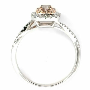 Wit met roségouden Halo verlovingsring van 18 krt en 2.65 gram. Bezet met 1 ovaal geslepen roze diamant van 0.23 crt en kwaliteit SI2. En 50 briljant geslepen diamantjes met een totaalgewicht van 0.33 crt Kleur: G Kwaliteit: si1 Zetting: 20 x 19 mm Model: R 10515