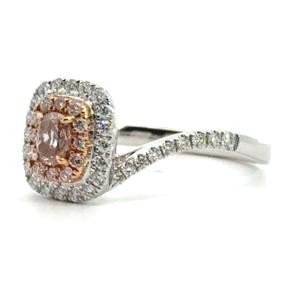 
                      
                        Wit met roségouden Halo verlovingsring van 18 krt en 2.65 gram. Bezet met 1 ovaal geslepen roze diamant van 0.23 crt en kwaliteit SI2. En 50 briljant geslepen diamantjes met een totaalgewicht van 0.33 crt Kleur: G Kwaliteit: si1 Zetting: 20 x 19 mm Model: R 10515
                      
                    