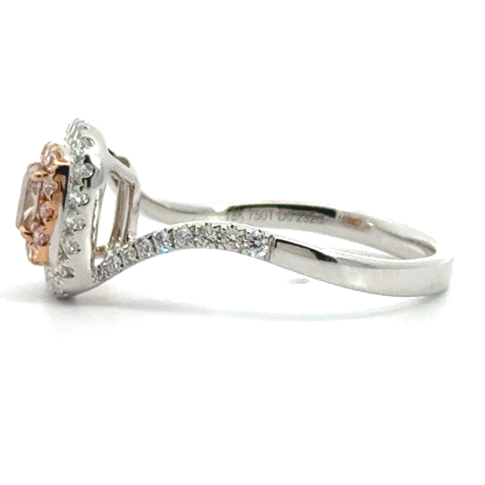 
                      
                        Wit met roségouden Halo verlovingsring van 18 krt en 2.65 gram. Bezet met 1 ovaal geslepen roze diamant van 0.23 crt en kwaliteit SI2. En 50 briljant geslepen diamantjes met een totaalgewicht van 0.33 crt Kleur: G Kwaliteit: si1 Zetting: 20 x 19 mm Model: R 10515
                      
                    