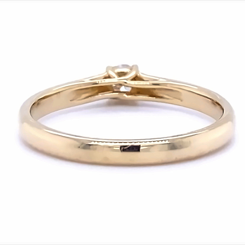 
                      
                        14 karaats geel gouden solitaire ring van 2.1 gram en 2.5 mm breed, bezet met 1 briljant geslepen diamant van 0.20 crt Kleur: G Kwaliteit: VS2 Zetting: Ø 3.7 mm
                      
                    