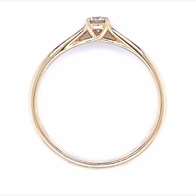 
                      
                        14 karaats geel gouden solitaire ring van 2.1 gram en 2.5 mm breed, bezet met 1 briljant geslepen diamant van 0.20 crt Kleur: G Kwaliteit: VS2 Zetting: Ø 3.7 mm
                      
                    