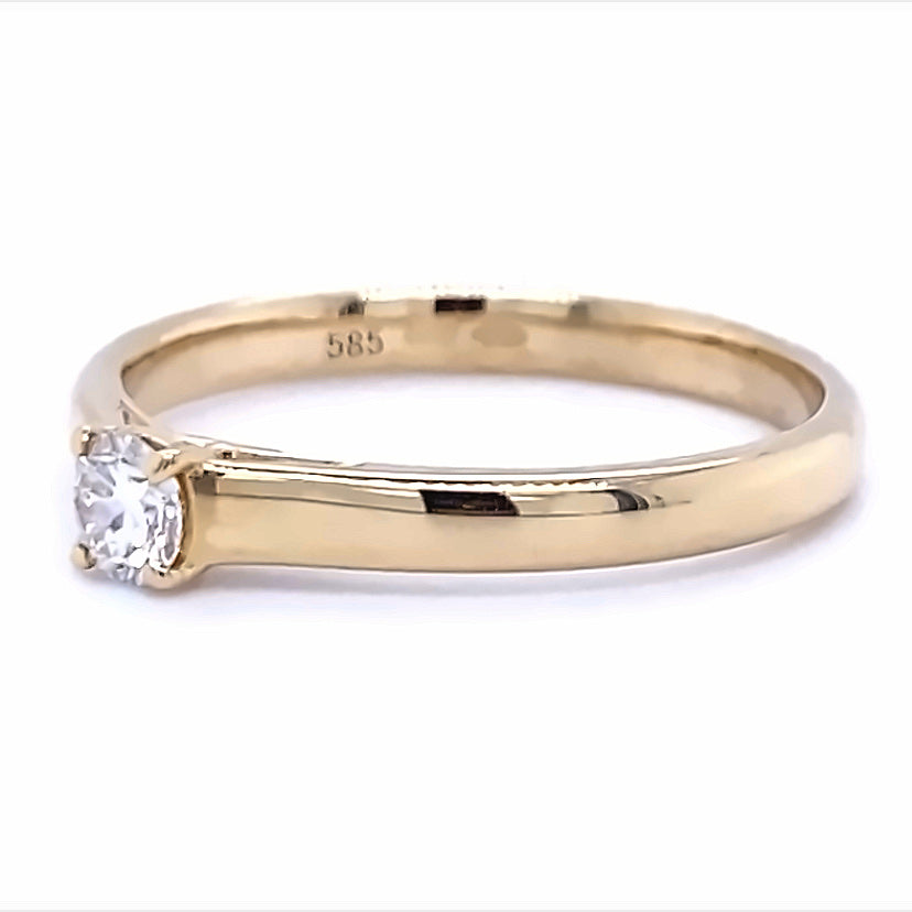 
                      
                        14 karaats geel gouden solitaire ring van 2.1 gram en 2.5 mm breed, bezet met 1 briljant geslepen diamant van 0.20 crt Kleur: G Kwaliteit: VS2 Zetting: Ø 3.7 mm
                      
                    