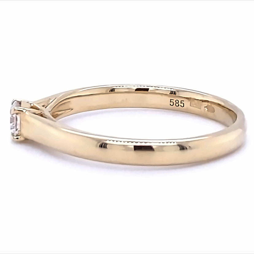 
                      
                        14 karaats geel gouden solitaire ring van 2.1 gram en 2.5 mm breed, bezet met 1 briljant geslepen diamant van 0.20 crt Kleur: G Kwaliteit: VS2 Zetting: Ø 3.7 mm
                      
                    