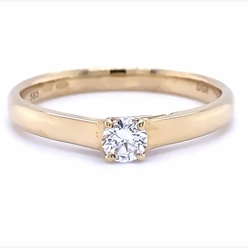 14 karaats geel gouden solitaire ring van 2.1 gram en 2.5 mm breed, bezet met 1 briljant geslepen diamant van 0.20 crt Kleur: G Kwaliteit: VS2 Zetting: Ø 3.7 mm