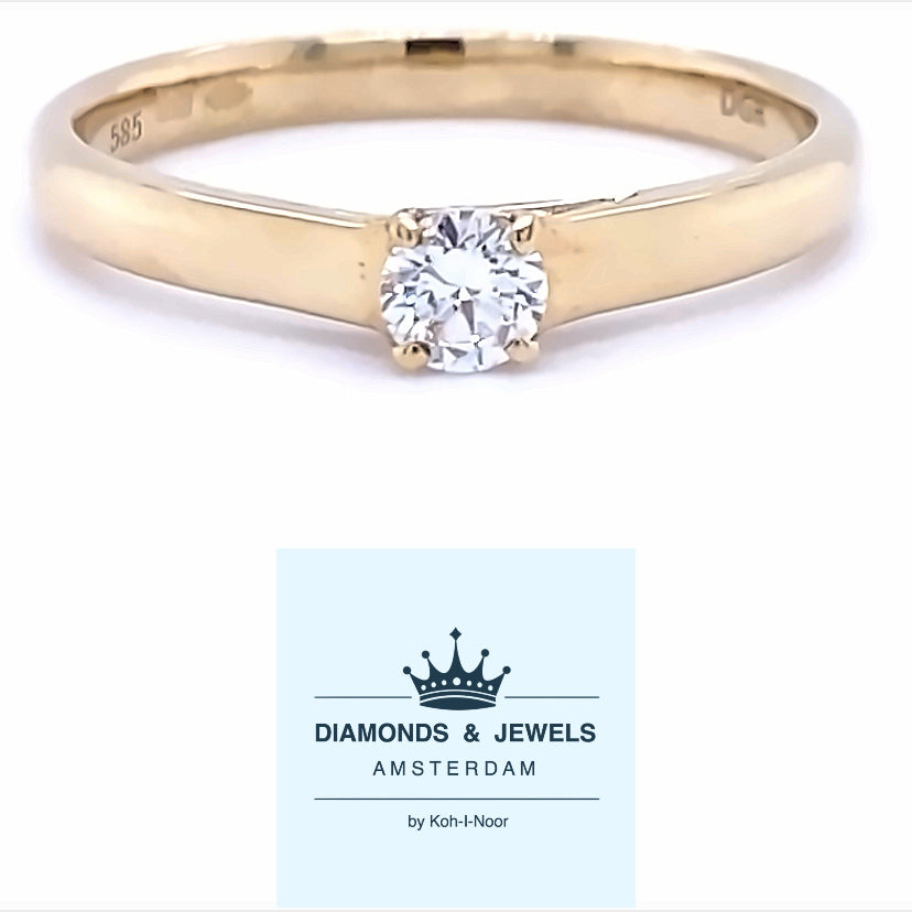 14 karaats geel gouden solitaire ring van 2.1 gram en 2.5 mm breed, bezet met 1 briljant geslepen diamant van 0.20 crt Kleur: G Kwaliteit: VS2 Zetting: Ø 3.7 mm
