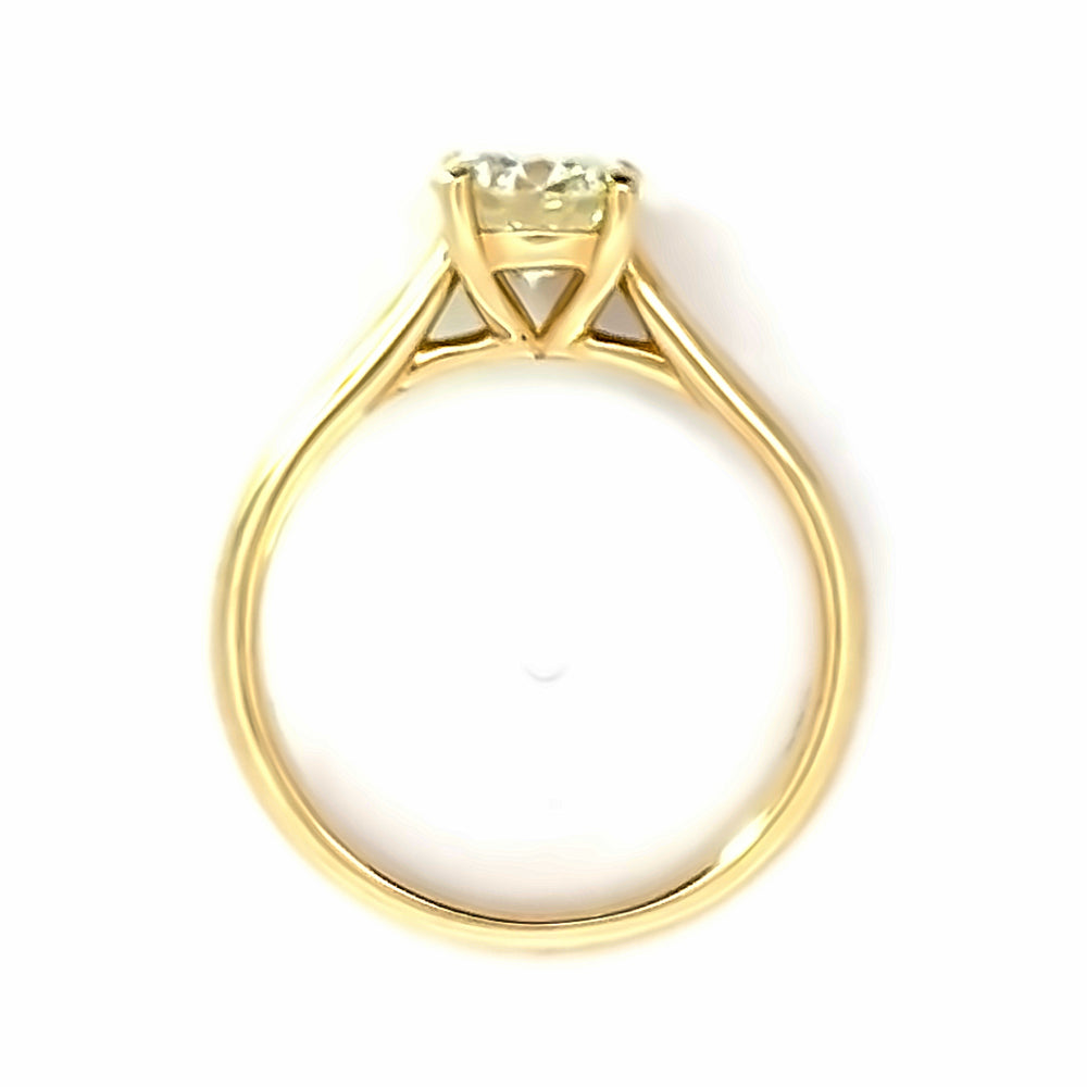 
                      
                        14 karaats geel gouden solitair verlovingsring van 3.5 gram. Bezet met een briljant geslepen diamant van 1.22 crt Kleur H Kwaliteit: VVS1 Zetting:Ø 7 mm
                      
                    