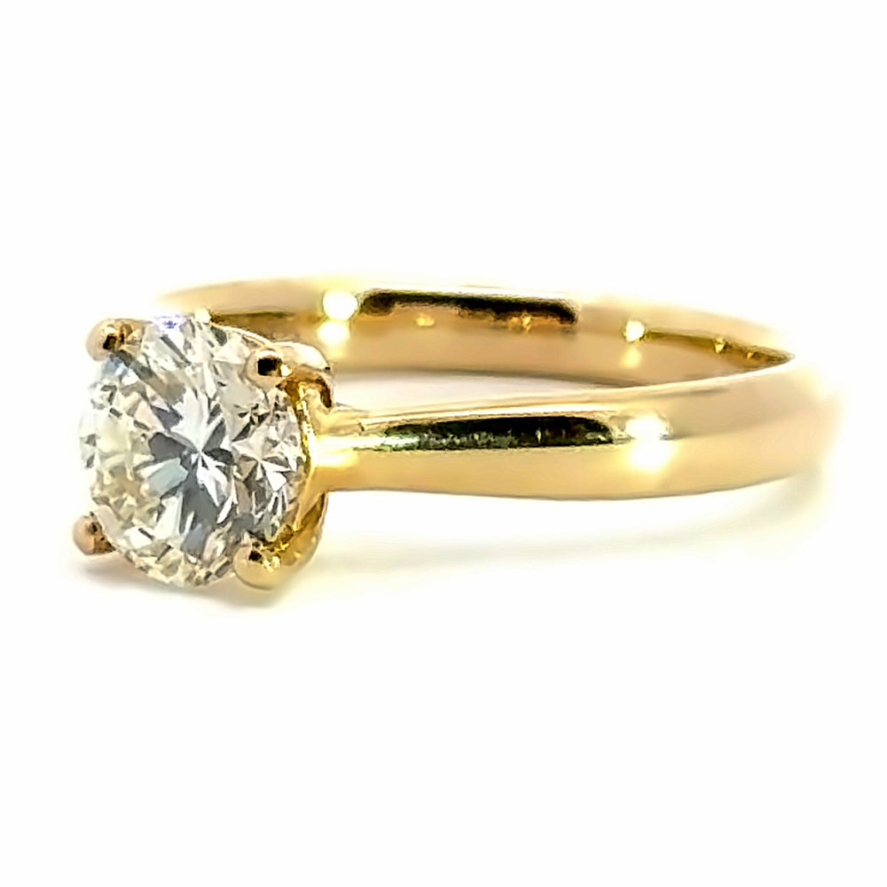
                      
                        14 karaats geel gouden solitair verlovingsring van 3.5 gram. Bezet met een briljant geslepen diamant van 1.22 crt Kleur H Kwaliteit: VVS1 Zetting:Ø 7 mm
                      
                    