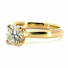 Load image into Gallery viewer, 14 karaats geel gouden solitair verlovingsring van 3.5 gram. Bezet met een briljant geslepen diamant van 1.22 crt Kleur H Kwaliteit: VVS1 Zetting:Ø 7 mm
