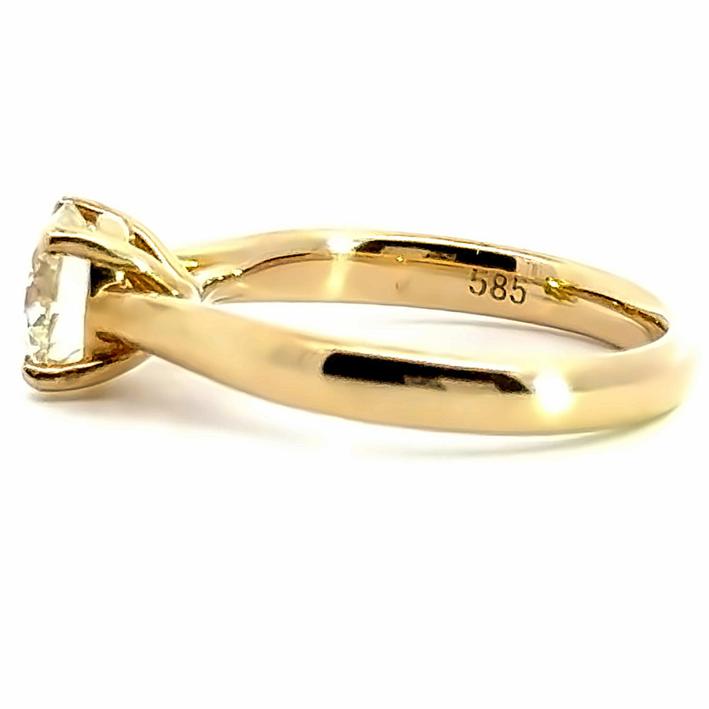 
                      
                        14 karaats geel gouden solitair verlovingsring van 3.5 gram. Bezet met een briljant geslepen diamant van 1.22 crt Kleur H Kwaliteit: VVS1 Zetting:Ø 7 mm
                      
                    