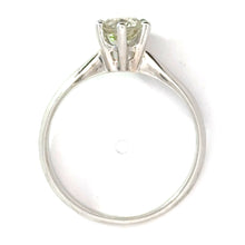 Cargar imagen en el visor de la galería, 18 karaat witgouden Solitaire ring van 2.4 gram en 1 tot 2 mm breed. Bezet met 1 briljant geslepen diamant van 0.60 crt Kleur: H Kwaliteit: SI Zetting: Ø 6 mm Model:  8893
