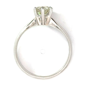 18 karaat witgouden Solitaire ring van 2.4 gram en 1 tot 2 mm breed. Bezet met 1 briljant geslepen diamant van 0.60 crt Kleur: H Kwaliteit: SI Zetting: Ø 6 mm Model:  8893