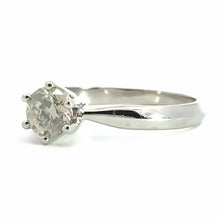 Afbeelding in Gallery-weergave laden, 18 karaat witgouden Solitaire ring van 2.4 gram en 1 tot 2 mm breed. Bezet met 1 briljant geslepen diamant van 0.60 crt Kleur: H Kwaliteit: SI Zetting: Ø 6 mm Model:  8893
