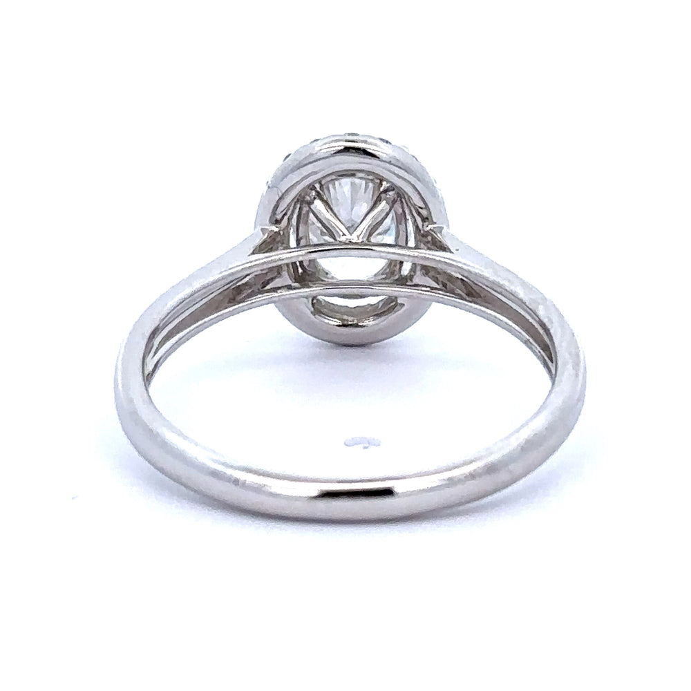 
                      
                        18 karaat witgouden rozet ring van 2.9 gram. Bezet met 1 ovaal geslepen diamant van 1.00 crt met gia certificaat Kleur: H Kwaliteit: SI1 En 20 briljant geslepen diamantren met een totaalgewicht van 0.18 crt Kleur: G Kwaliteit: VS Zetting: 10.6 x 8.9 mm
                      
                    