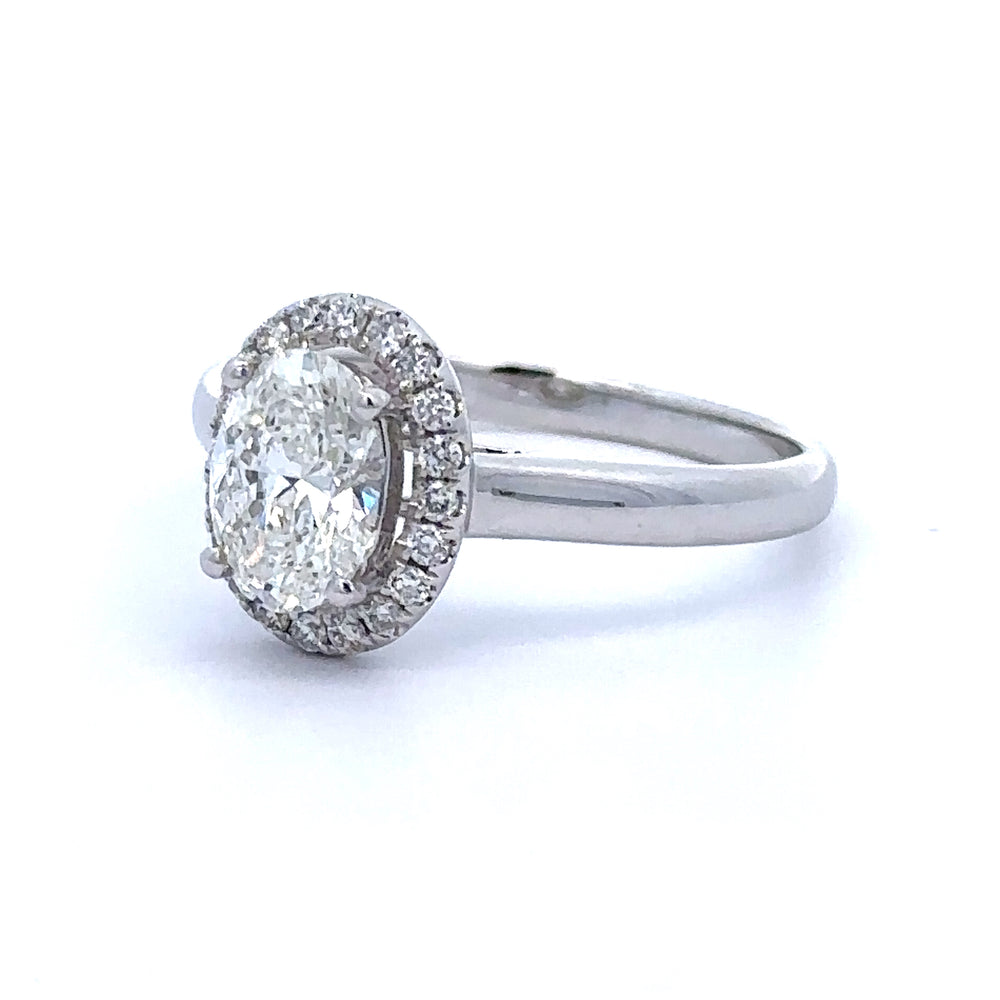 
                      
                        18 karaat witgouden rozet ring van 2.9 gram. Bezet met 1 ovaal geslepen diamant van 1.00 crt met gia certificaat Kleur: H Kwaliteit: SI1 En 20 briljant geslepen diamantren met een totaalgewicht van 0.18 crt Kleur: G Kwaliteit: VS Zetting: 10.6 x 8.9 mm
                      
                    