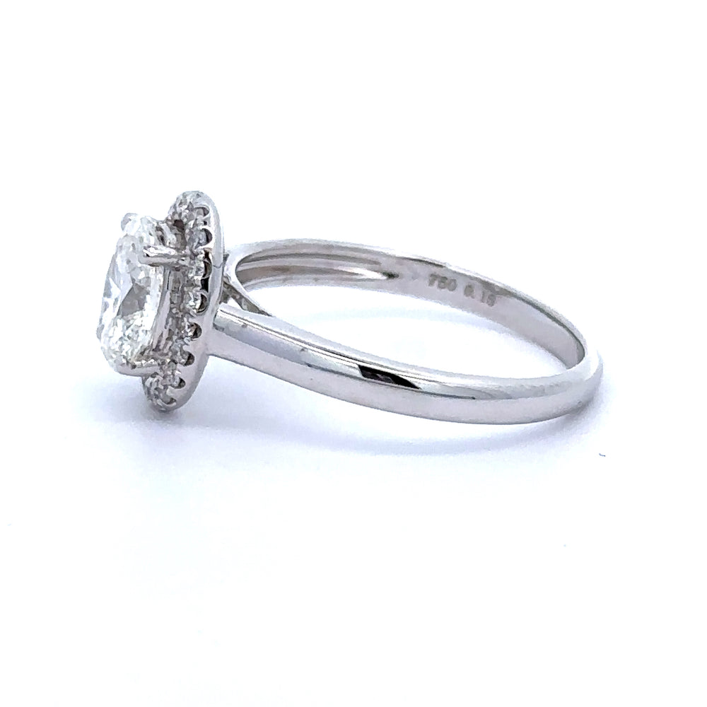 
                      
                        18 karaat witgouden rozet ring van 2.9 gram. Bezet met 1 ovaal geslepen diamant van 1.00 crt met gia certificaat Kleur: H Kwaliteit: SI1 En 20 briljant geslepen diamantren met een totaalgewicht van 0.18 crt Kleur: G Kwaliteit: VS Zetting: 10.6 x 8.9 mm
                      
                    