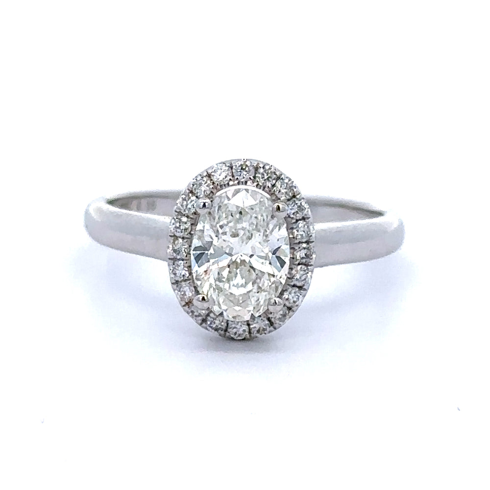 18 karaat witgouden rozet ring van 2.9 gram. Bezet met 1 ovaal geslepen diamant van 1.00 crt met gia certificaat Kleur: H Kwaliteit: SI1 En 20 briljant geslepen diamantren met een totaalgewicht van 0.18 crt Kleur: G Kwaliteit: VS Zetting: 10.6 x 8.9 mm