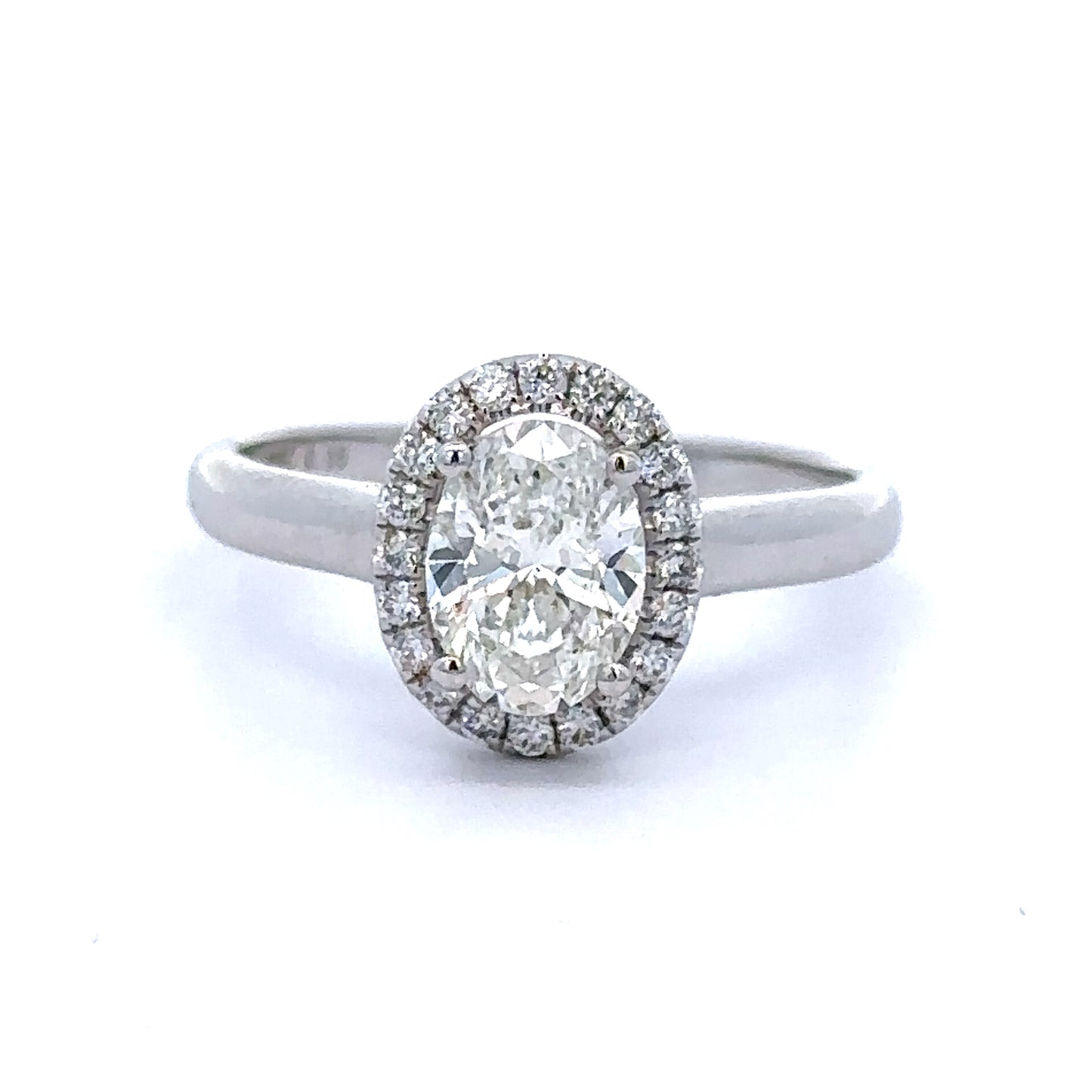18 karaat witgouden rozet ring van 2.9 gram. Bezet met 1 ovaal geslepen diamant van 1.00 crt met gia certificaat Kleur: H Kwaliteit: SI1 En 20 briljant geslepen diamantren met een totaalgewicht van 0.18 crt Kleur: G Kwaliteit: VS Zetting: 10.6 x 8.9 mm