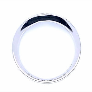 14 karaat witgouden rail rij ring van 4.8 gram en 4 tot 5 mm breed. Bezet met 6 briljant geslepen diamanten met een totaalgewicht van 0.63 crt. Kleur: Wesselton Kwaliteit: SI/Piqué Zetting: 5 x 18 mm Model: R 9010
