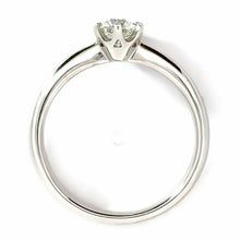 Cargar imagen en el visor de la galería, 18 karaat wit gouden solitair ring van 3.8 gram en 1 tot 2 mm breed. Bezet met 1 briljant geslepen diamant van 0.50 crt met GIA Diamantcertificaat. Kleur: G Kwaliteit: VS1 Zetting: Ø 6 mm Model: R 9277
