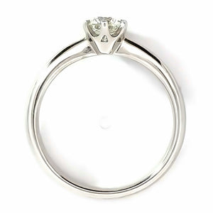 18 karaat wit gouden solitair ring van 3.8 gram en 1 tot 2 mm breed. Bezet met 1 briljant geslepen diamant van 0.50 crt met GIA Diamantcertificaat. Kleur: G Kwaliteit: VS1 Zetting: Ø 6 mm Model: R 9277