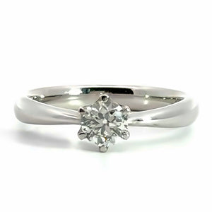 18 karaat wit gouden solitair ring van 3.8 gram en 1 tot 2 mm breed. Bezet met 1 briljant geslepen diamant van 0.50 crt met GIA Diamantcertificaat. Kleur: G Kwaliteit: VS1 Zetting: Ø 6 mm Model: R 9277