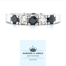 Cargar imagen en el visor de la galería, Prachtige zwarte briljant geslepen diamanten in combinatie met &#39;witte&#39; diamanten in een klassieke ring
