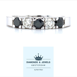 Prachtige witgouden klassieke ring met zwarte en 'witte' briljant geslepen diamanten