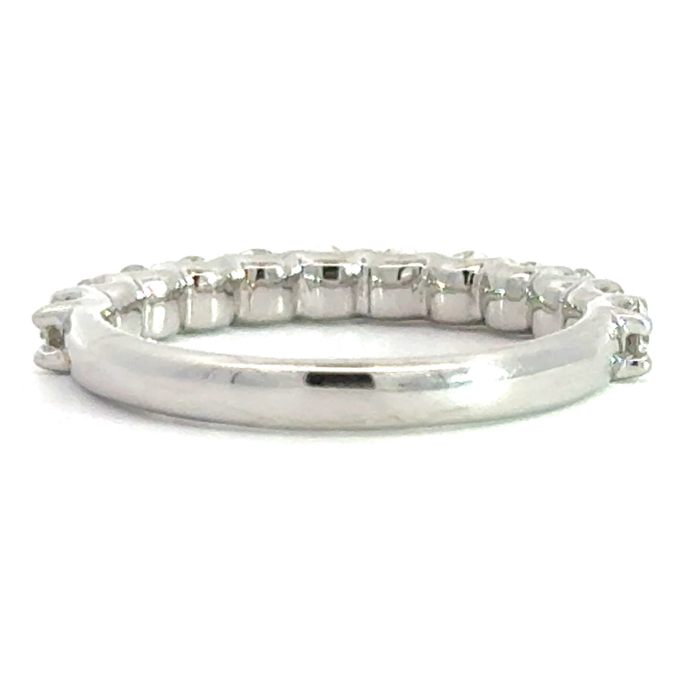 
                      
                        14 karaat wit gouden rijring van 3.2 gram en 3 mm breed. Bezet met 12 briljant geslepen diamanten met een totaalgewicht van 1.00 crt. Kleur: G Kwaliteit: VS2
                      
                    