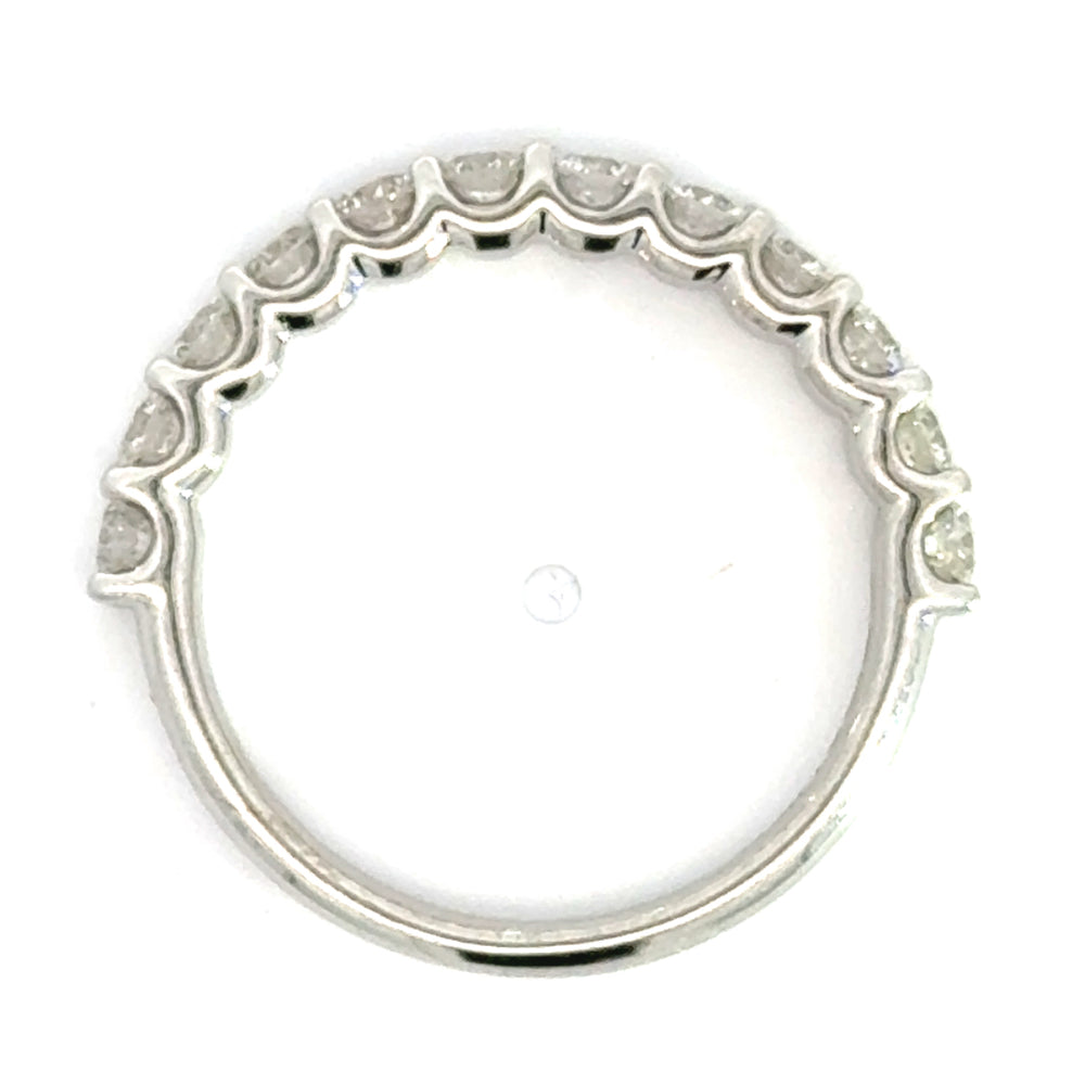 
                      
                        14 karaat wit gouden rijring van 3.2 gram en 3 mm breed. Bezet met 12 briljant geslepen diamanten met een totaalgewicht van 1.00 crt. Kleur: G Kwaliteit: VS2
                      
                    