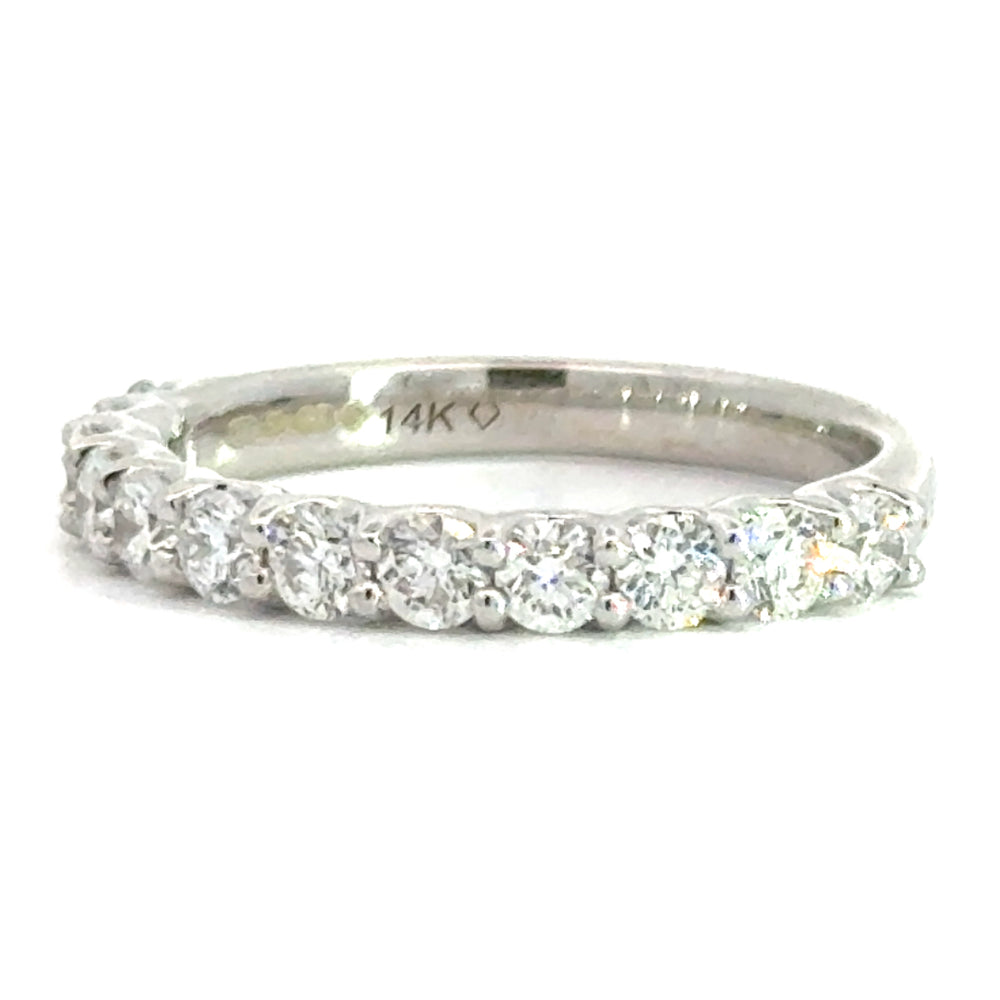 
                      
                        14 karaat wit gouden rijring van 3.2 gram en 3 mm breed. Bezet met 12 briljant geslepen diamanten met een totaalgewicht van 1.00 crt. Kleur: G Kwaliteit: VS2
                      
                    