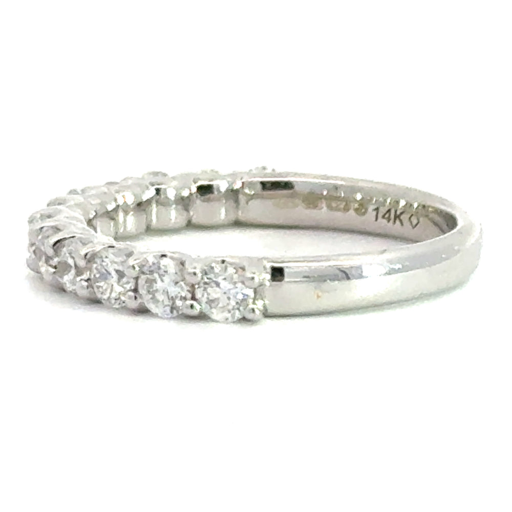 
                      
                        14 karaat wit gouden rijring van 3.2 gram en 3 mm breed. Bezet met 12 briljant geslepen diamanten met een totaalgewicht van 1.00 crt. Kleur: G Kwaliteit: VS2
                      
                    