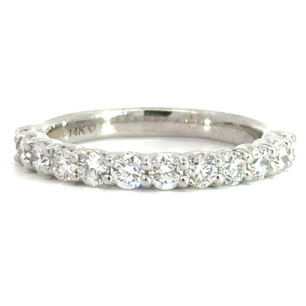 14 karaat wit gouden rijring van 3.2 gram en 3 mm breed. Bezet met 12 briljant geslepen diamanten met een totaalgewicht van 1.00 crt. Kleur: G Kwaliteit: VS2 