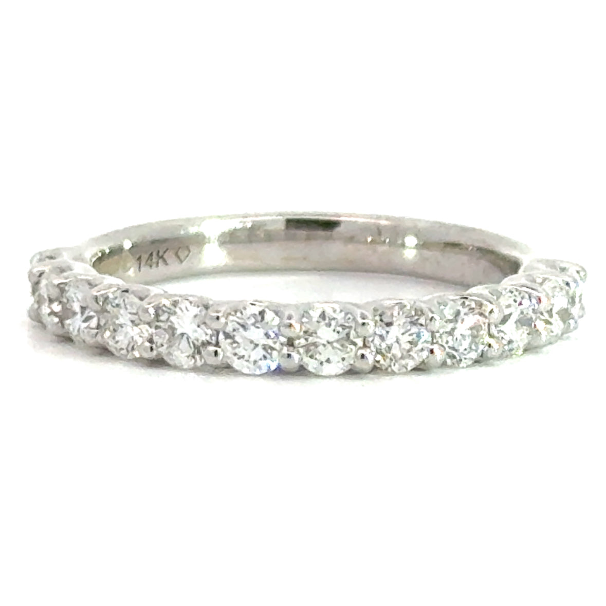 14 karaat wit gouden rijring van 3.2 gram en 3 mm breed. Bezet met 12 briljant geslepen diamanten met een totaalgewicht van 1.00 crt. Kleur: G Kwaliteit: VS2 