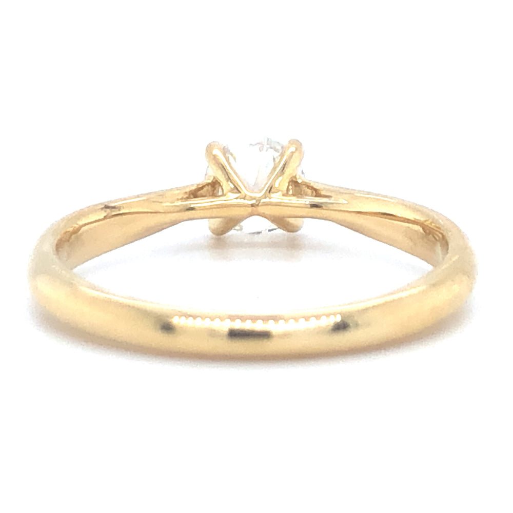 
                      
                        18 karaat geel gouden solitair ring van 2.79 gram en 1 tot 2 mm breed. Bezet met een GIA gecertificeerde briljant geslepen diamant van 0.50 crt Kleur: G Kwaliteit: SI1 Zetting: 5 mm Model: R 9883
                      
                    