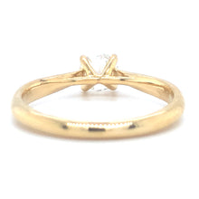 Cargar imagen en el visor de la galería, 18 karaat geel gouden solitair ring van 2.79 gram en 1 tot 2 mm breed. Bezet met een GIA gecertificeerde briljant geslepen diamant van 0.50 crt Kleur: G Kwaliteit: SI1 Zetting: 5 mm Model: R 9883
