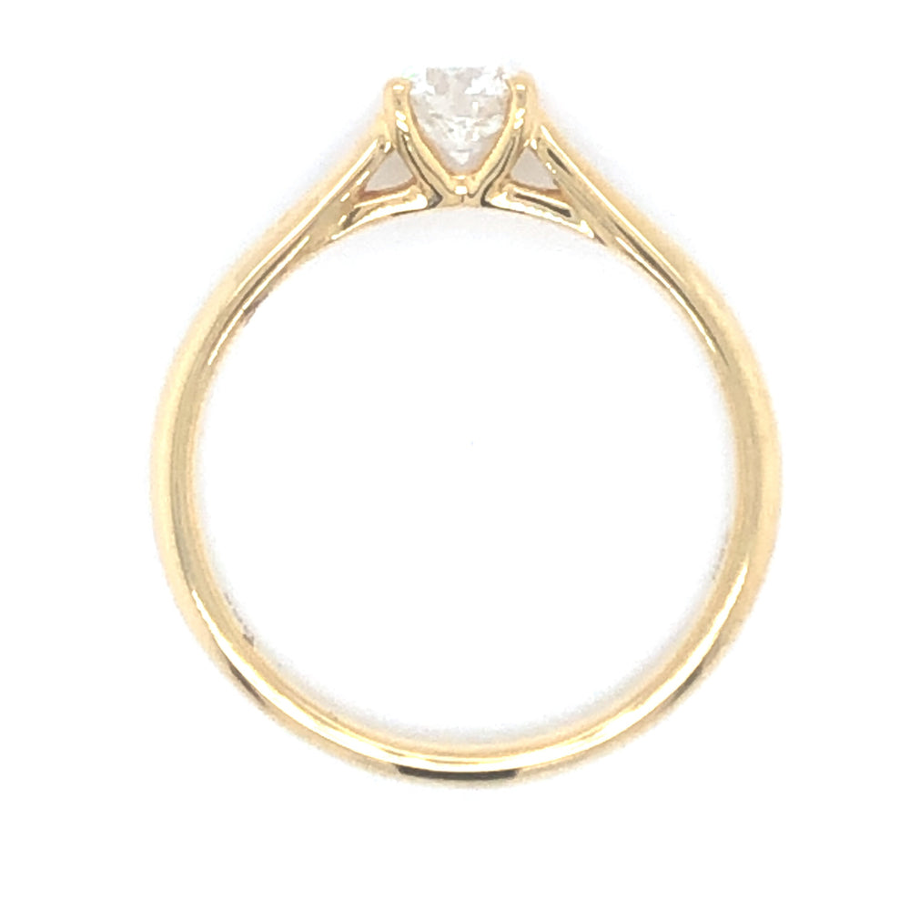 
                      
                        18 karaat geel gouden solitair ring van 2.79 gram en 1 tot 2 mm breed. Bezet met een GIA gecertificeerde briljant geslepen diamant van 0.50 crt Kleur: G Kwaliteit: SI1 Zetting: 5 mm Model: R 9883
                      
                    