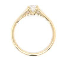 Laden Sie das Bild in den Galerie-Viewer, 18 karaat geel gouden solitair ring van 2.79 gram en 1 tot 2 mm breed. Bezet met een GIA gecertificeerde briljant geslepen diamant van 0.50 crt Kleur: G Kwaliteit: SI1 Zetting: 5 mm Model: R 9883
