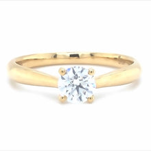 Laden Sie das Bild in den Galerie-Viewer, 18 karaat geel gouden solitair ring van 2.79 gram en 1 tot 2 mm breed. Bezet met een GIA gecertificeerde briljant geslepen diamant van 0.50 crt Kleur: G Kwaliteit: SI1 Zetting: 5 mm Model: R 9883
