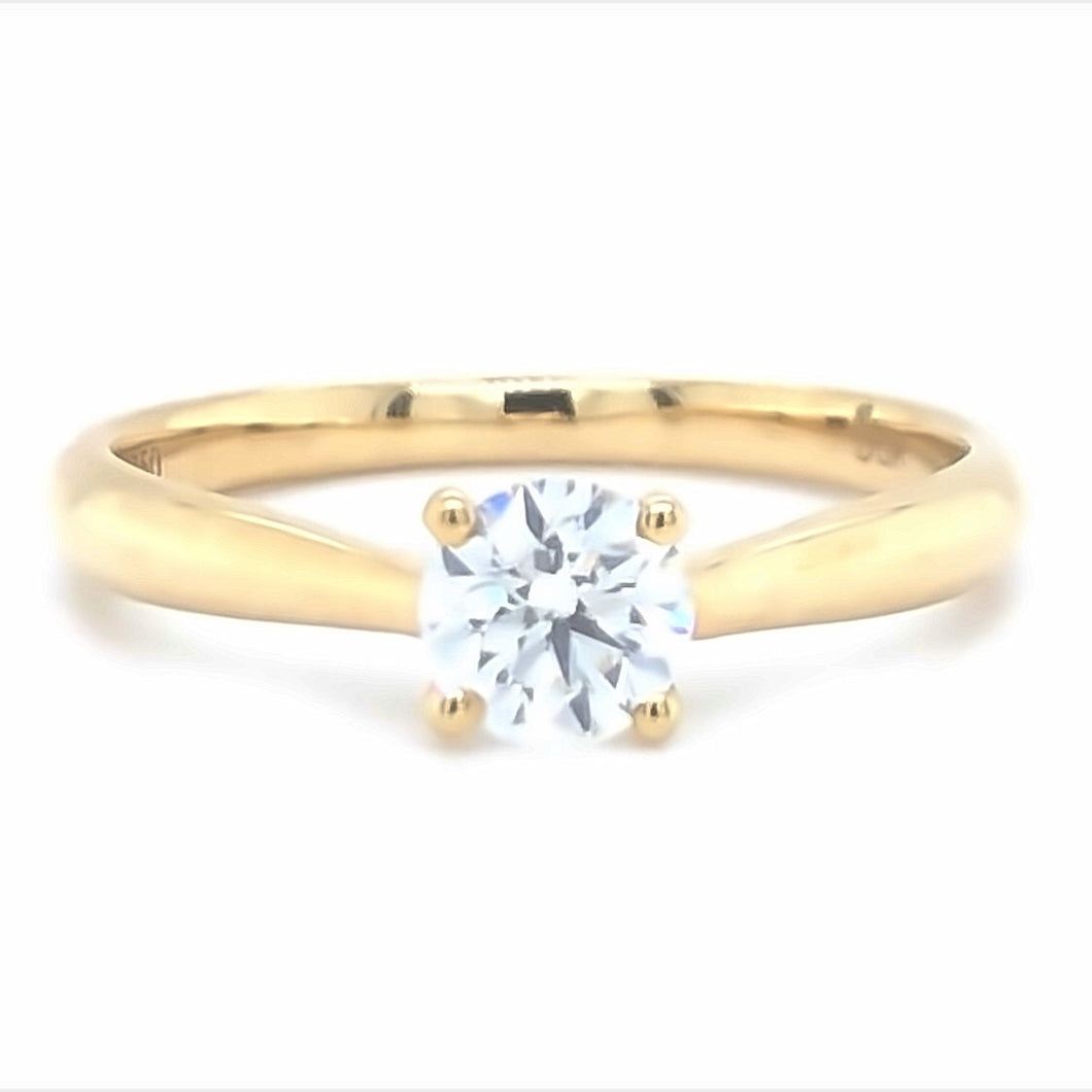 18 karaat geel gouden solitair ring van 2.79 gram en 1 tot 2 mm breed. Bezet met een GIA gecertificeerde briljant geslepen diamant van 0.50 crt Kleur: G Kwaliteit: SI1 Zetting: 5 mm Model: R 9883