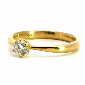 18 karaat geel gouden traditionele soltair verlovingsring van 2.8 gram en 1 tot 3 mm breed. Bezet met 1 briljant geslepen diamant van 0.32 crt Kleur: H Kwaliteit: SI Zetting: Ø 5 mm